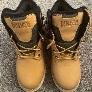 Duluth Trading Co Black and Gray Interior